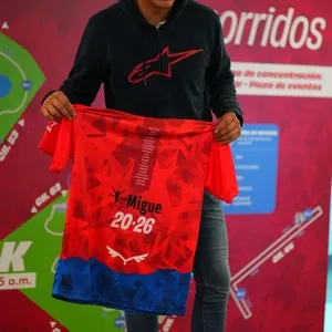 Atletas recogiendo su kit de participante en la Bimbo Global Race 2026