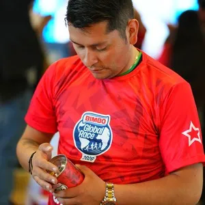 Atletas viviendo el ambiente previo a la Bimbo Global Race en la Bimbo Global Race 2026