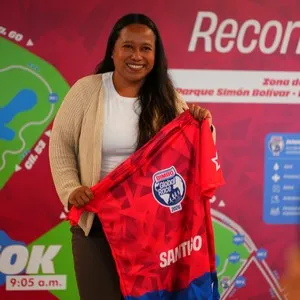 Personas recibiendo su kit en la Bimbo Global Race 2026