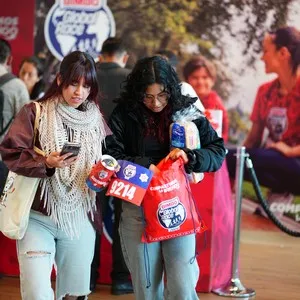 Personas preparándose para la carrera con su kit en la Bimbo Global Race 2026