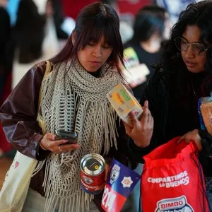 Personas disfrutando el ambiente de la entrega de kits en la Bimbo Global Race 2026