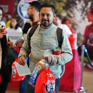 Personas visitando la entrega de kits en la Bimbo Global Race 2026