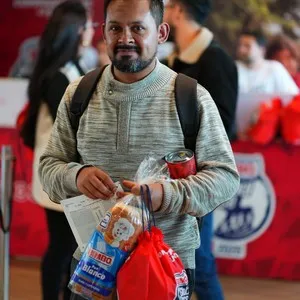 Personas recibiendo sus elementos para la carrera en la Bimbo Global Race 2026