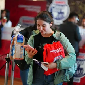 Personas recogiendo sus elementos para la carrera en la Bimbo Global Race 2026