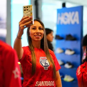 Personas viviendo la experiencia de la entrega de kits en la Bimbo Global Race 2026