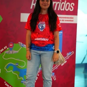 Personas compartiendo momentos en la entrega de kits en la Bimbo Global Race 2026