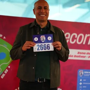 Personas disfrutando el día de entrega de kits en la Bimbo Global Race 2026