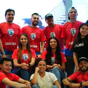 Personas recibiendo su kit de participante en la Bimbo Global Race 2026