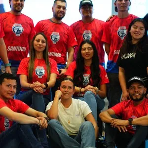 Personas disfrutando la experiencia previa a la carrera en la Bimbo Global Race 2026