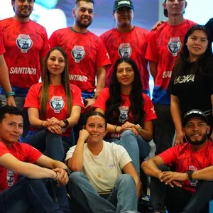 Personas compartiendo con otros participantes en la entrega de kits en la Bimbo Global Race 2026