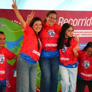 Personas viviendo el ambiente previo a la Bimbo Global Race en la Bimbo Global Race 2026