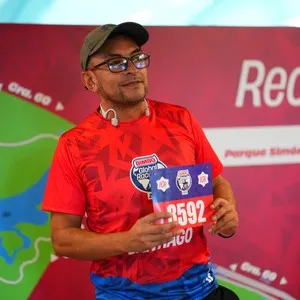 Runners disfrutando la entrega de kits en la Bimbo Global Race 2026