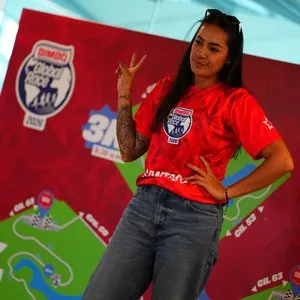 Runners viviendo la entrega de kits en la Bimbo Global Race 2026