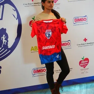 Runners preparándose para la carrera con su kit en la Bimbo Global Race 2026