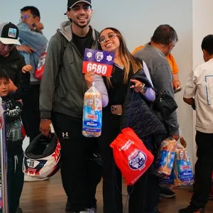 Runners compartiendo la experiencia de la entrega de kits en la Bimbo Global Race 2026