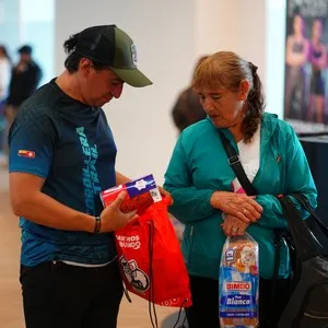 Runners viviendo la experiencia de la entrega de kits en la Bimbo Global Race 2026