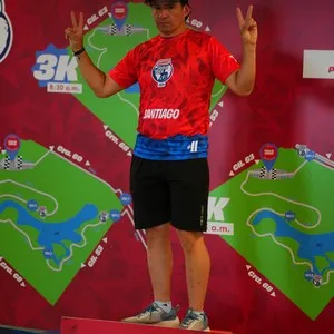 Runners compartiendo con otros participantes en la entrega de kits en la Bimbo Global Race 2026