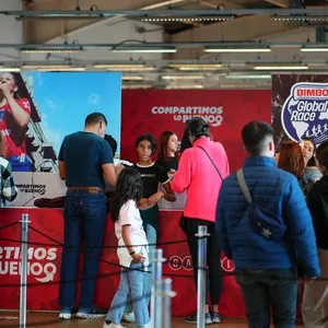 Runners viviendo el ambiente previo a la Bimbo Global Race en la Bimbo Global Race 2026