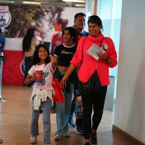 Asistentes recibiendo su kit en la Bimbo Global Race 2026