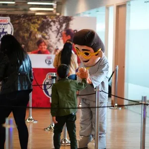 Asistentes preparándose para la carrera con su kit en la Bimbo Global Race 2026