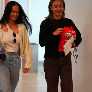 Asistentes recibiendo sus elementos para la carrera en la Bimbo Global Race 2026