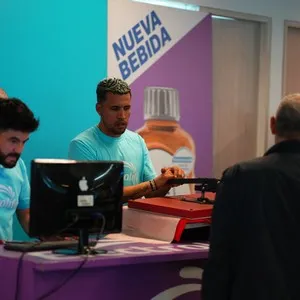Asistentes viviendo la experiencia de la entrega de kits en la Bimbo Global Race 2026