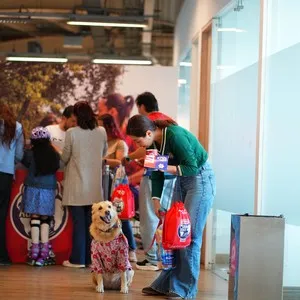 Asistentes recibiendo su kit para la Bimbo Global Race en la Bimbo Global Race 2026