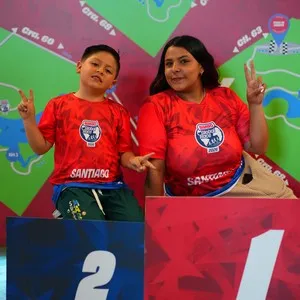 Asistentes recibiendo su kit de participante en la Bimbo Global Race 2026