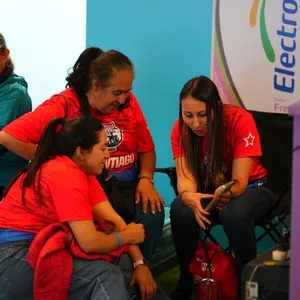 Asistentes compartiendo con otros participantes en la entrega de kits en la Bimbo Global Race 2026