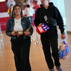 Participantes de la carrera disfrutando la entrega de kits en la Bimbo Global Race 2026
