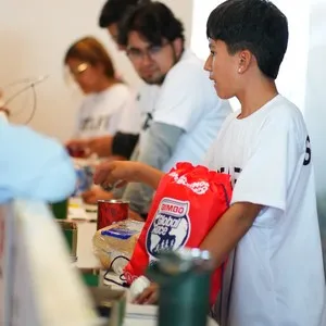 Participantes de la carrera recibiendo el kit de carrera en la Bimbo Global Race 2026