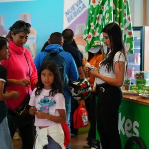 Participantes de la carrera compartiendo la experiencia de la entrega de kits en la Bimbo Global Race 2026