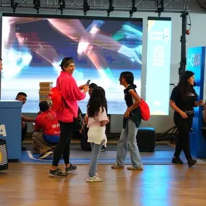 Participantes de la carrera recibiendo sus elementos para la carrera en la Bimbo Global Race 2026