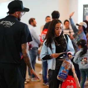 Participantes de la carrera recogiendo sus elementos para la carrera en la Bimbo Global Race 2026