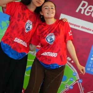 Participantes de la carrera viviendo la experiencia de la entrega de kits en la Bimbo Global Race 2026