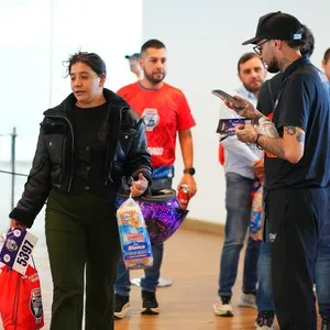 Participantes de la carrera recibiendo su kit para la Bimbo Global Race en la Bimbo Global Race 2026