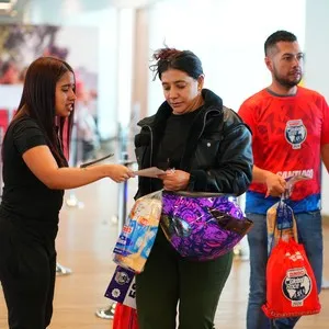 Participantes de la carrera recogiendo su kit antes de la carrera en la Bimbo Global Race 2026