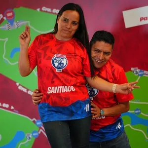 Participantes de la carrera compartiendo momentos en la entrega de kits en la Bimbo Global Race 2026
