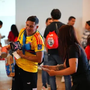Corredores de la Bimbo Global Race recibiendo su kit en la Bimbo Global Race 2026