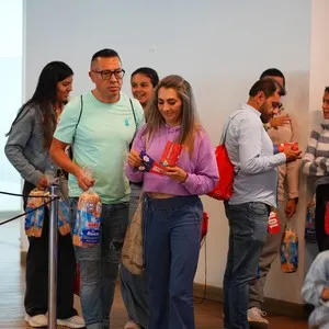 Corredores de la Bimbo Global Race recogiendo su kit en la Bimbo Global Race 2026