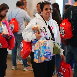 Corredores de la Bimbo Global Race viviendo la entrega de kits en la Bimbo Global Race 2026