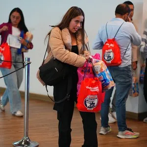 Corredores de la Bimbo Global Race recibiendo el kit de carrera en la Bimbo Global Race 2026