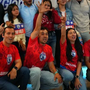 Corredores de la Bimbo Global Race preparándose para la carrera con su kit en la Bimbo Global Race 2026