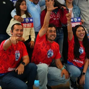 Corredores de la Bimbo Global Race disfrutando el ambiente de la entrega de kits en la Bimbo Global Race 2026