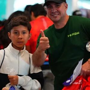 Corredores de la Bimbo Global Race visitando la entrega de kits en la Bimbo Global Race 2026