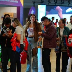 Corredores de la Bimbo Global Race recogiendo sus elementos para la carrera en la Bimbo Global Race 2026