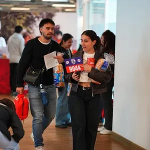 Corredores de la Bimbo Global Race viviendo la experiencia de la entrega de kits en la Bimbo Global Race 2026