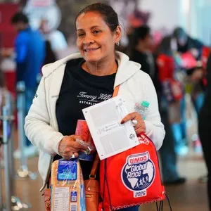Corredores de la Bimbo Global Race recibiendo su kit para la Bimbo Global Race en la Bimbo Global Race 2026