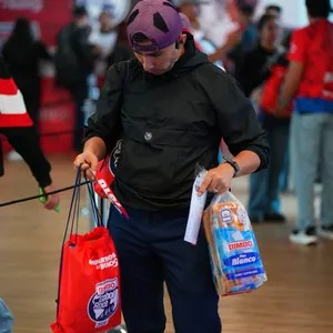 Corredores de la Bimbo Global Race recogiendo su kit de participante en la Bimbo Global Race 2026