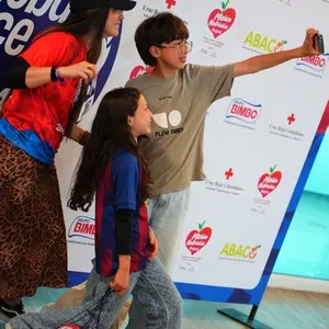 Familias participantes viviendo la entrega de kits en la Bimbo Global Race 2026